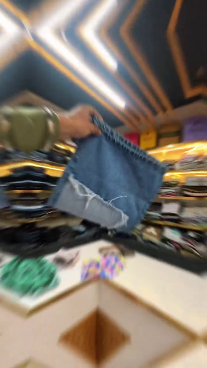 Star Patch Distressed Denim Jeans – Bold Streetwear Statement