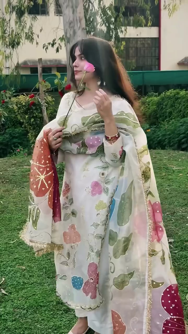 Graceful Floral Printed Traditional Suit Set with Dupatta