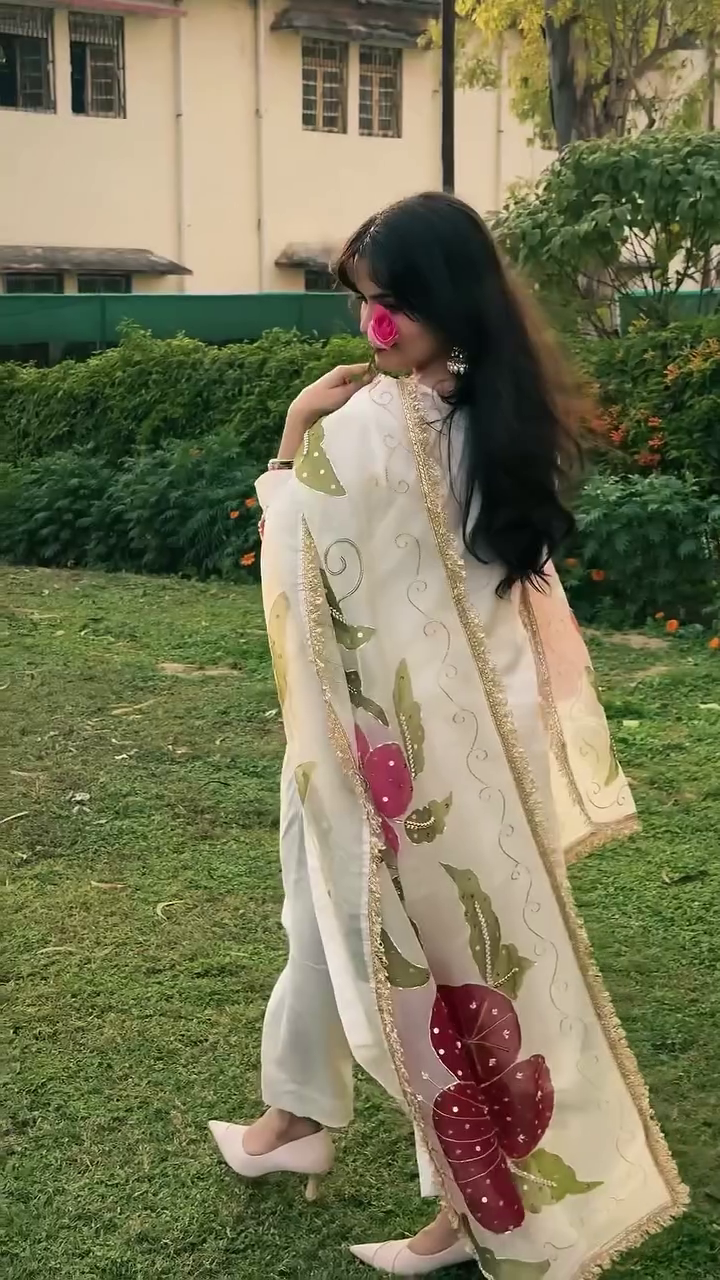 Graceful Floral Printed Traditional Suit Set with Dupatta