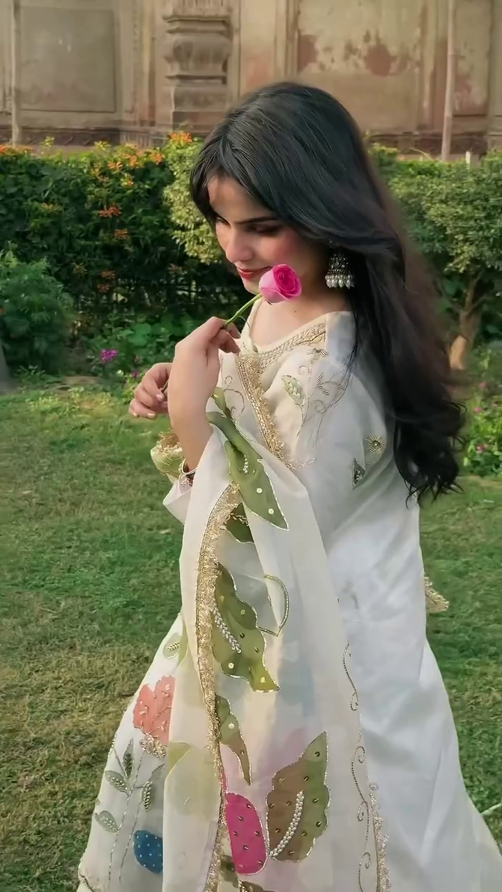 Graceful Floral Printed Traditional Suit Set with Dupatta